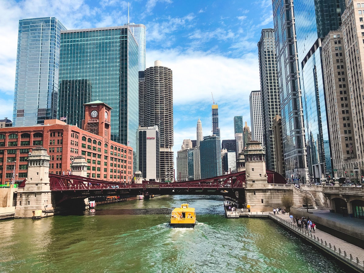 A beautiful wide shot of the Chicago River with amazing modern architecture